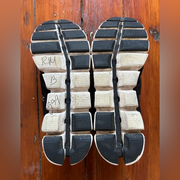 On Cloud Running Shoes W8.5 - Picture 4 of 5